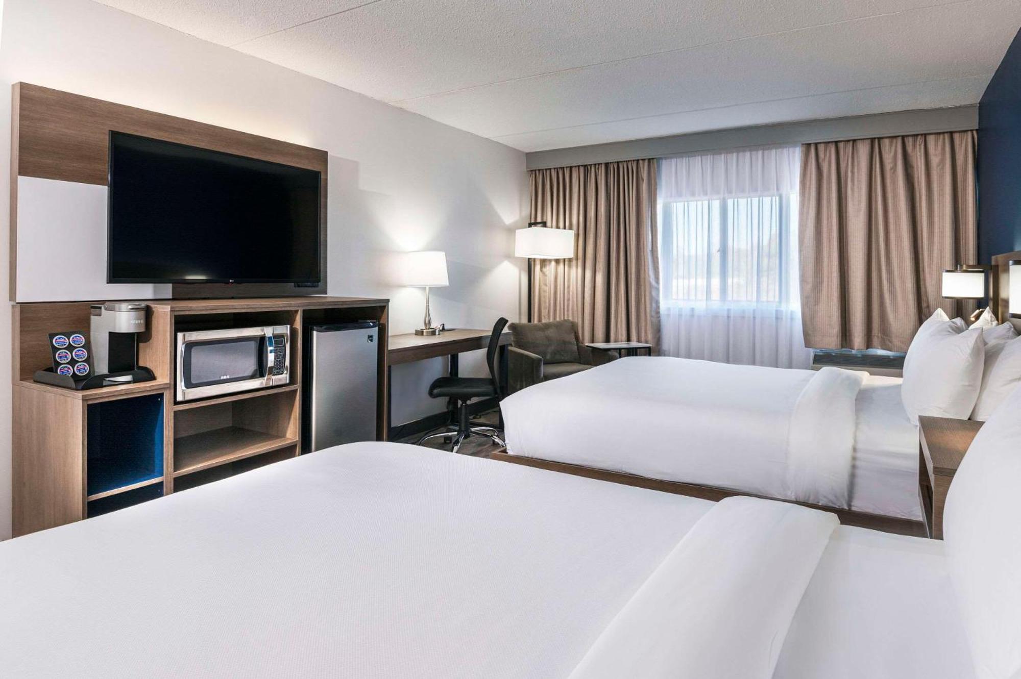 Comfort Suites Kingston Central Bagian luar foto