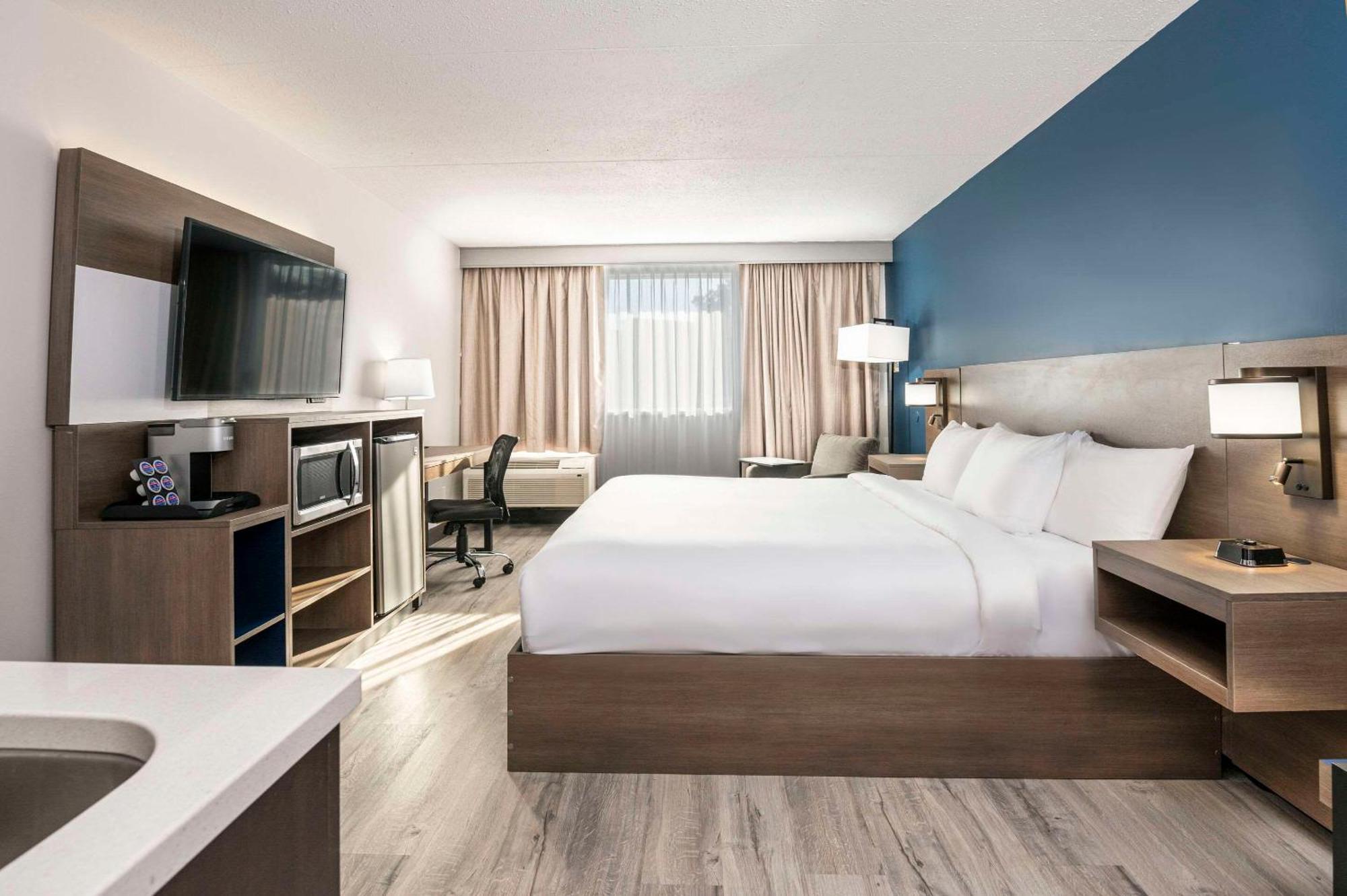 Comfort Suites Kingston Central Bagian luar foto