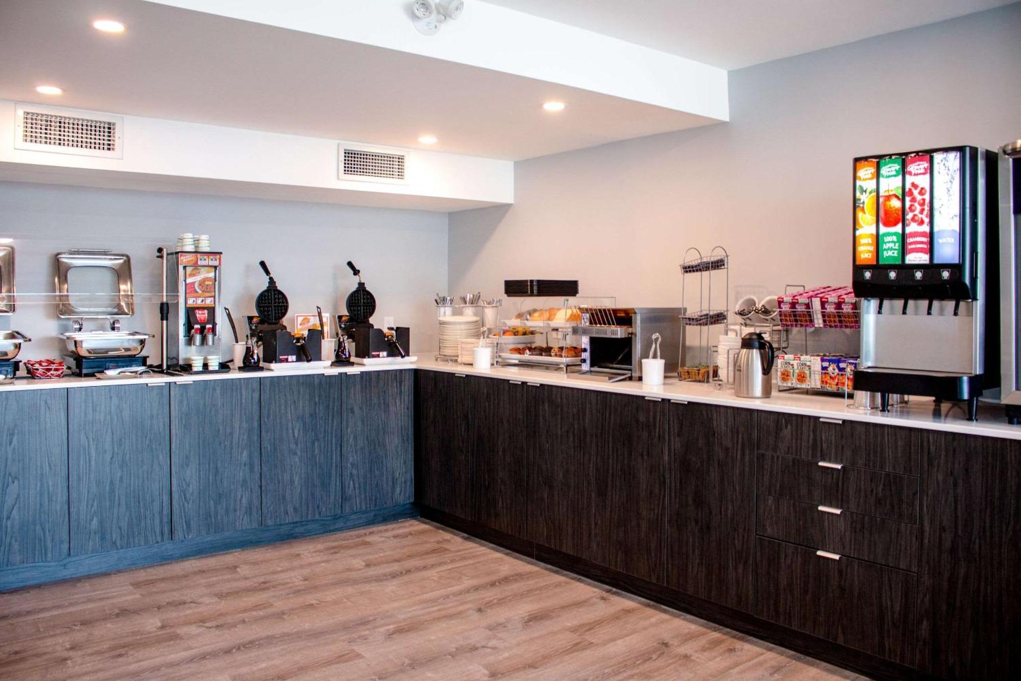 Comfort Suites Kingston Central Bagian luar foto