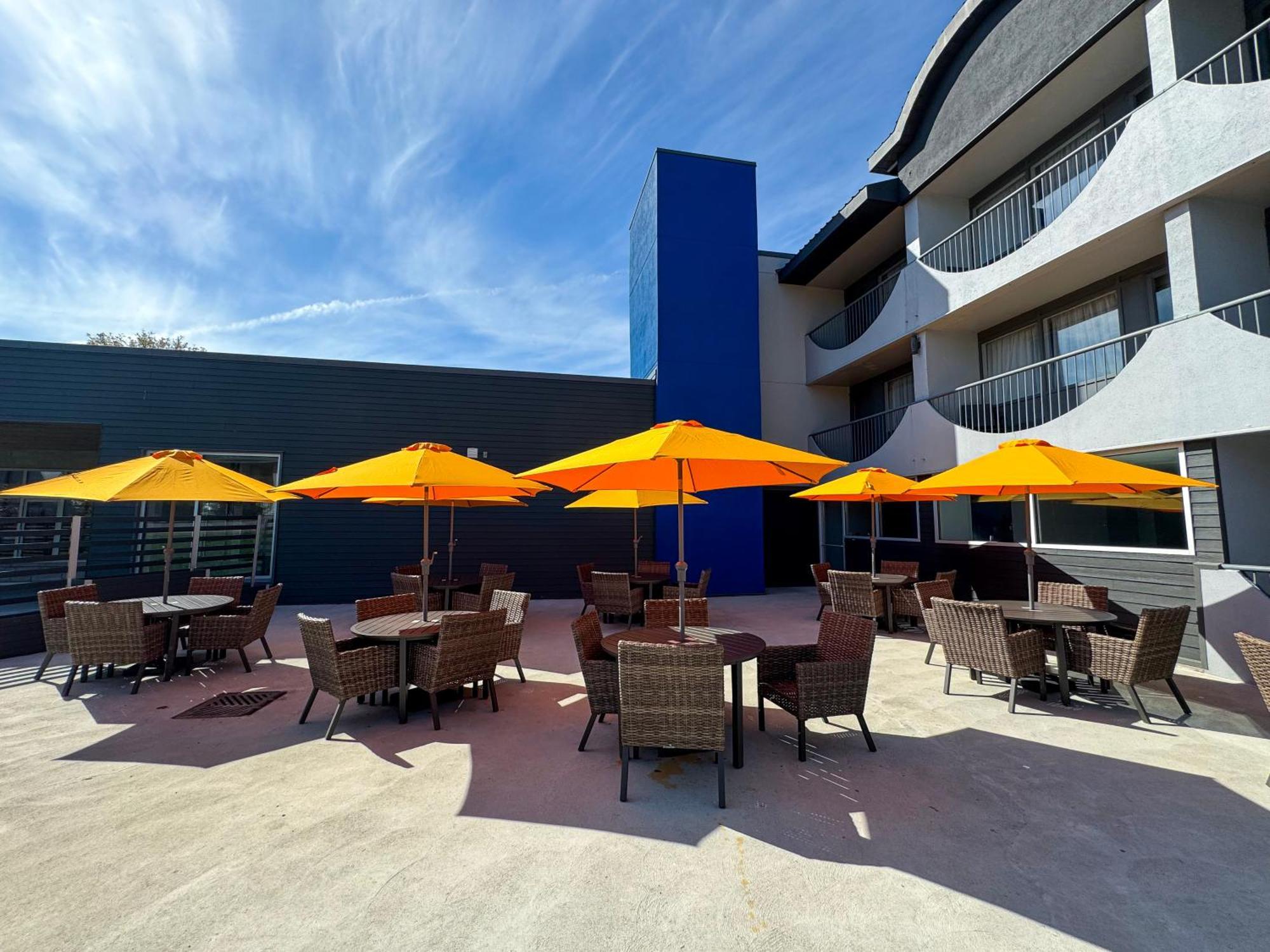 Comfort Suites Kingston Central Bagian luar foto