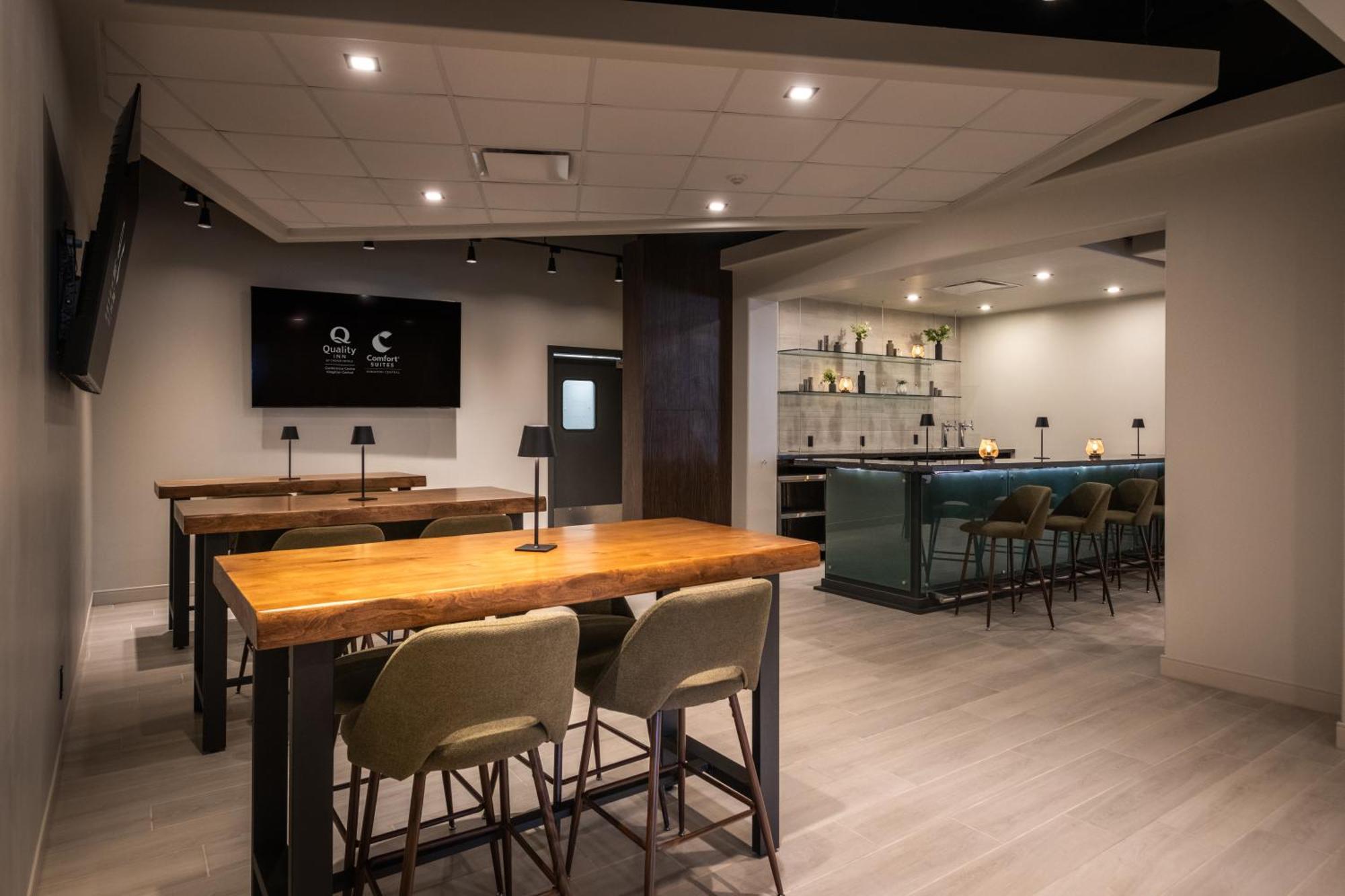 Comfort Suites Kingston Central Bagian luar foto