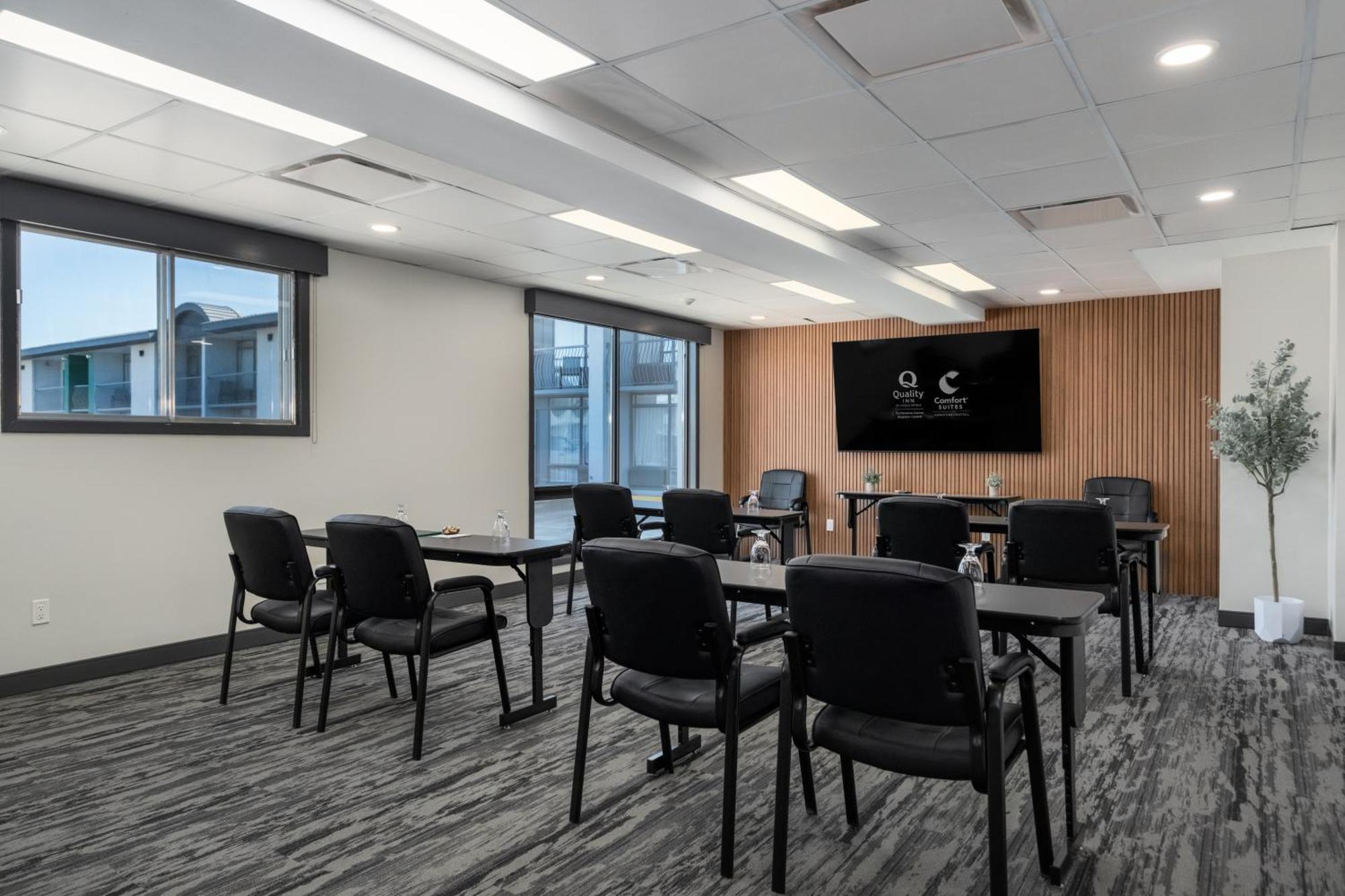 Comfort Suites Kingston Central Bagian luar foto